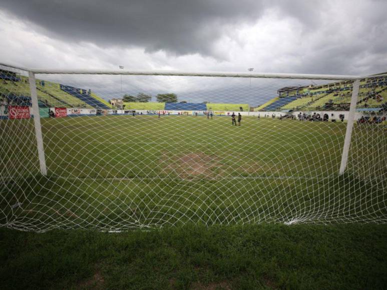 Bajo la lluvia, llegan las personas para ver la final entre el Juticalpa FC y el Lone FC