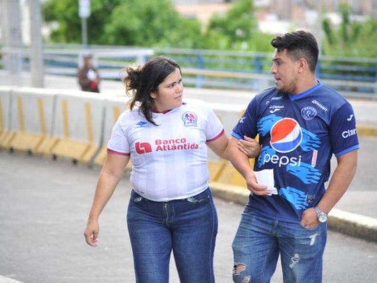 Graderías llenas y la llegada de la Ultra Fiel: ambiente de fiesta en el Olimpia vs. Motagua