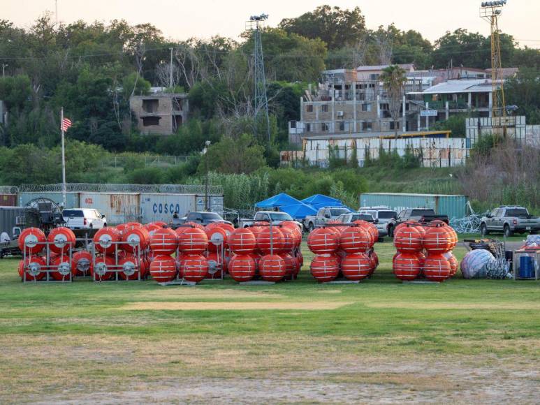 Así es el “muro flotante” hecho de boyas con púas que pretende evitar el paso de migrantes por el Río Bravo