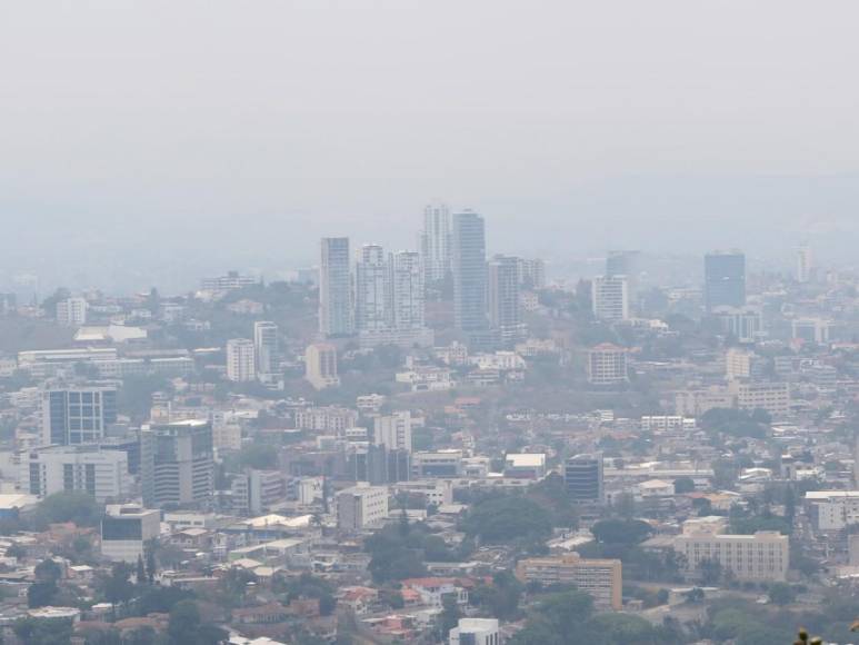 Así se ve la capital escondida en una nube de humo