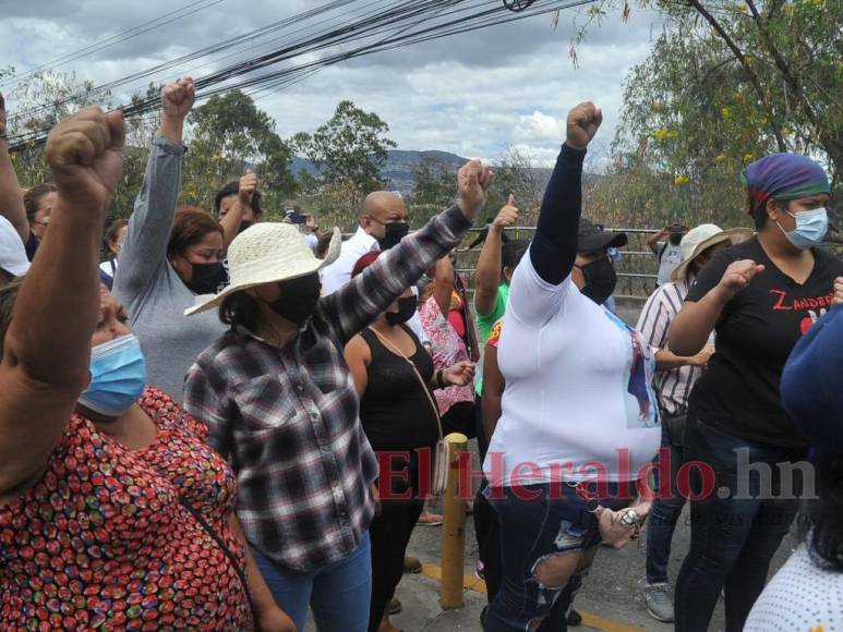 Simpatizantes de JOH protestan frente a la CSJ en apoyo a petición de arresto domiciliario (FOTOS)