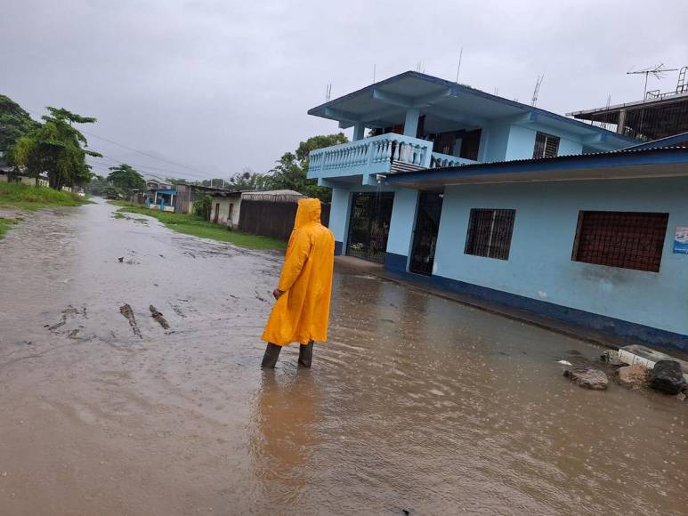 Inundados y sin paso en varios sectores de la zona norte por lluvias