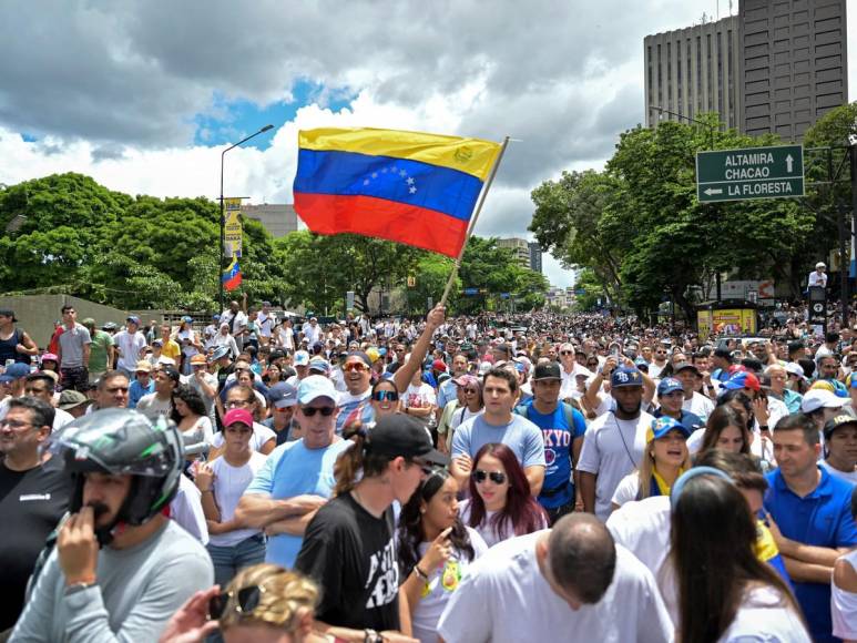 Venezuela se une en masiva protesta contra reelección de Nicolás Maduro