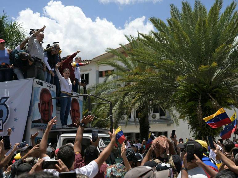 Miles de venezolanos salen a las calles en contra de ratificación de Maduro como presidente