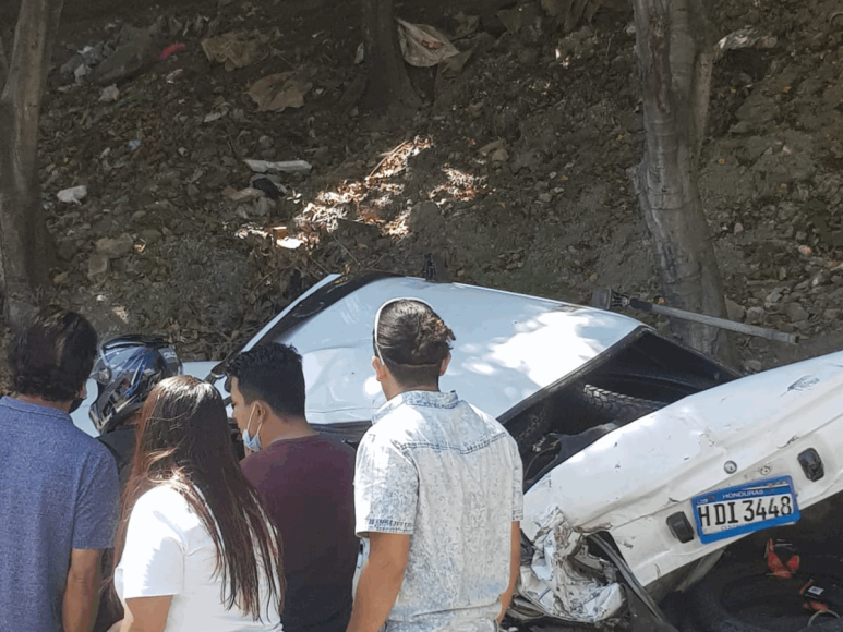 Imágenes del brutal choque de una rastra en El Carrizal; hay dos muertos