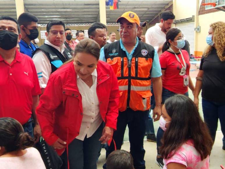 Visitó albergues y varias zonas afectadas: así fue el recorrido de Xiomara Castro en la zona norte