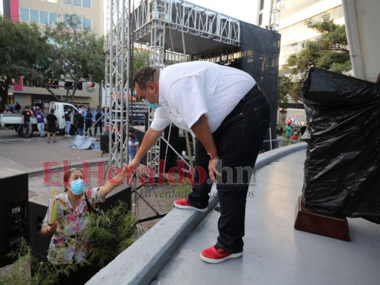 Jorge Aldana supervisa la instalación del escenario donde tomará posesión de la Alcaldía capitalina (Fotos)