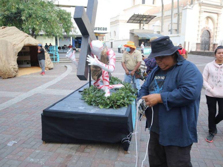 ¡Fervor y arte en Semana Santa! Inicia elaboración de alfombras en la avenida Cervantes