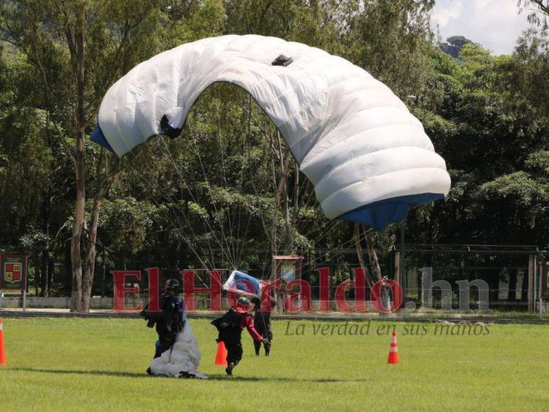 FOTOS: Paracaidistas se alistan para el salto por la Patria el 15 de septiembre