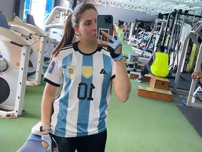 Annie Córdova, la bella novia de Luis Palma que roba miradas en el partido de la H