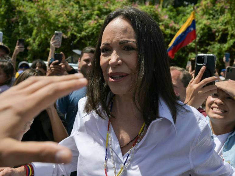 Ovacionada a su entrada y salida: así votó María Corina Machado en Venezuela