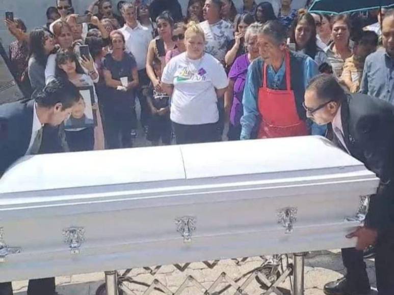 “Me la arrebató, era mi niña buena”: consternación en el entierro de Milagros Meza, enfermera asesinada en México