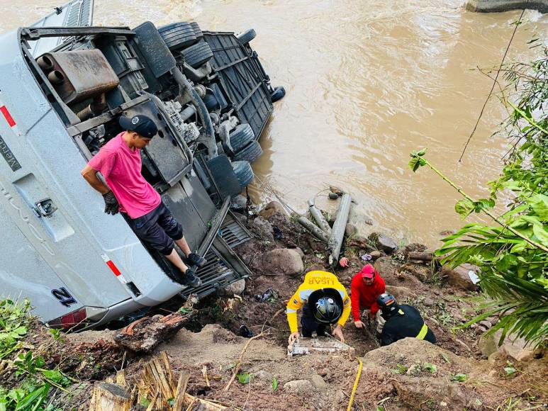 Así fue el rescate de los migrantes atrapados en bus que cayó a un río en Copán