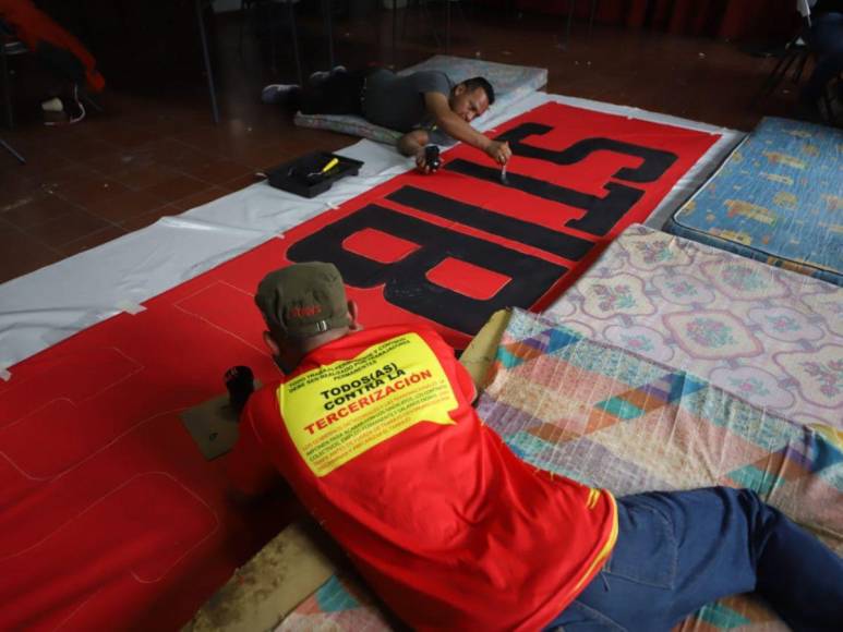 Elaborando mantas y camisetas, sindicatos preparan marcha del 1 de mayo