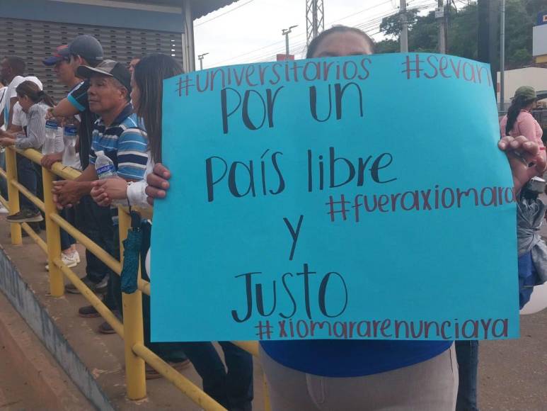 Oposición marcha exigiendo renuncia de Xiomara Castro en bulevar Kennedy