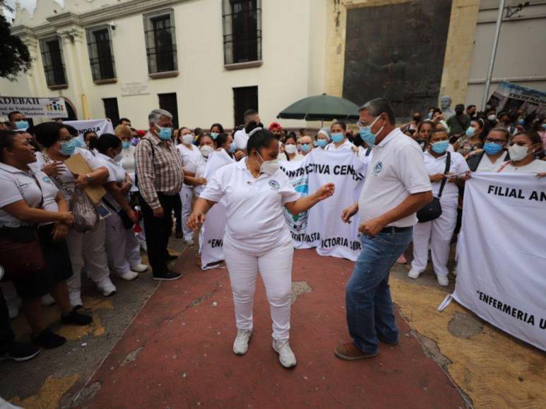 Empleados de Salud y Educación llegan al Congreso Nacional para exigir aprobación de Presupuesto General 2023