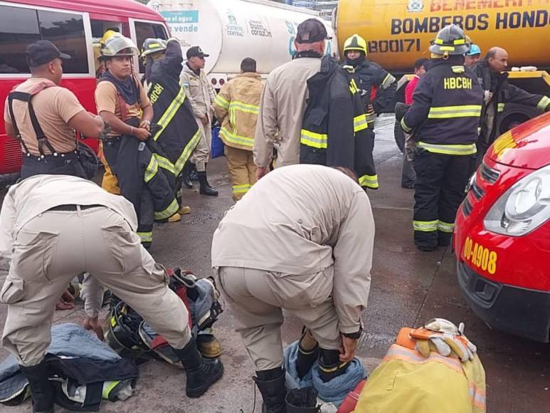 Exhaustos y auxiliados: bomberos tras controlar incendio en el Hato