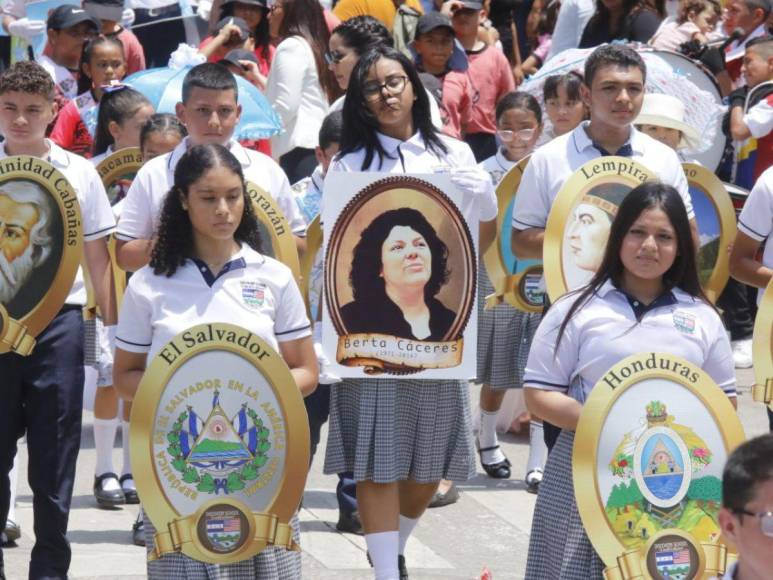 San Pedro Sula celebra con ritmo y color: estudiantes rinden honor a la patria