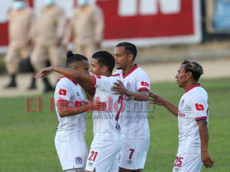 Ambiente, goles y color en el partido entre Olimpia y Lobos (Fotos)