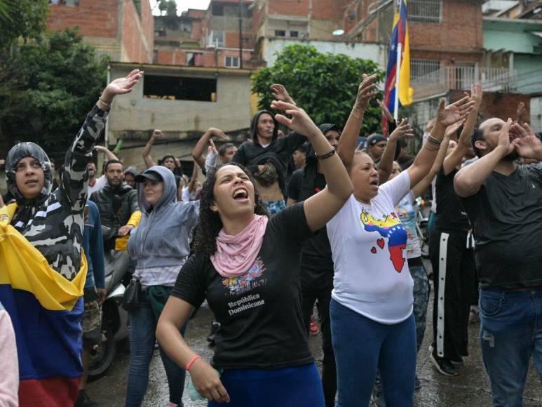 Cacerolazos, gritos y pancartas de fraude: protestas contra triunfo de Maduro en Venezuela