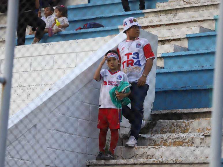 ¡Con todo para apoyar a sus equipos! El ambiente del Olimpia - Victoria en el Estadio Chelato Uclés