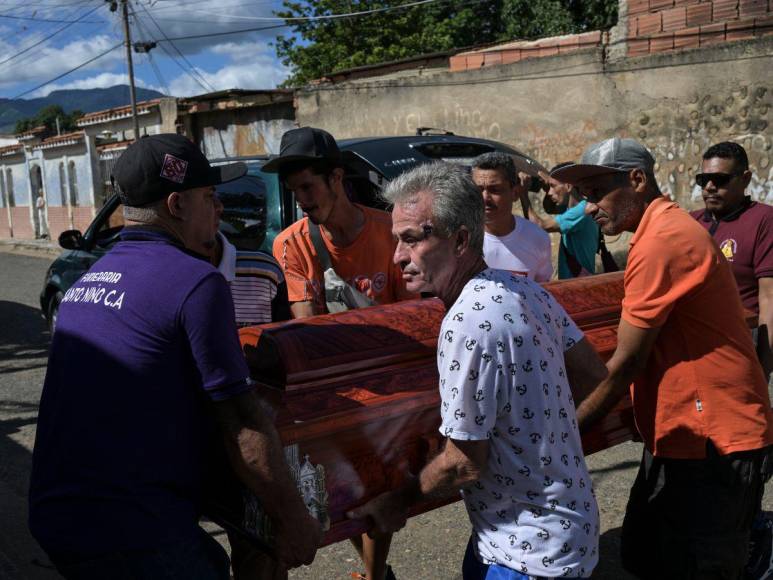 “Ay, mi papá”: Dan último adiós a muertos en protestas en Venezuela