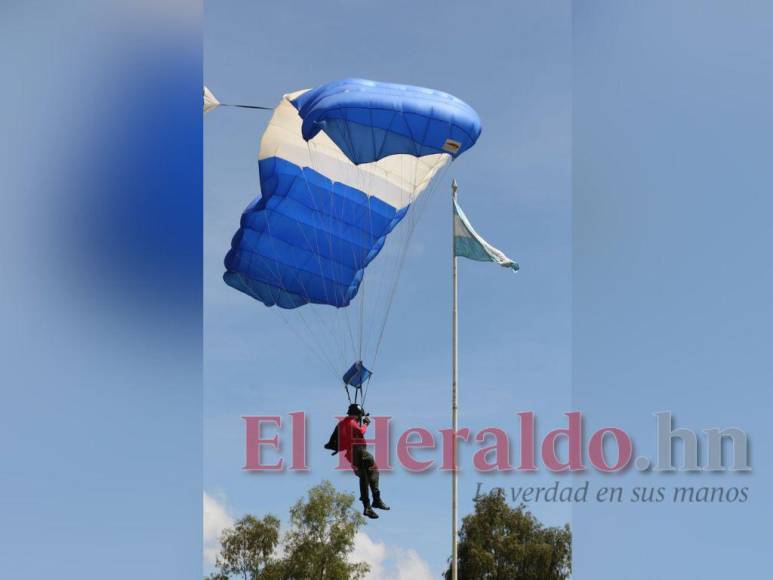 FOTOS: Paracaidistas se alistan para el salto por la Patria el 15 de septiembre