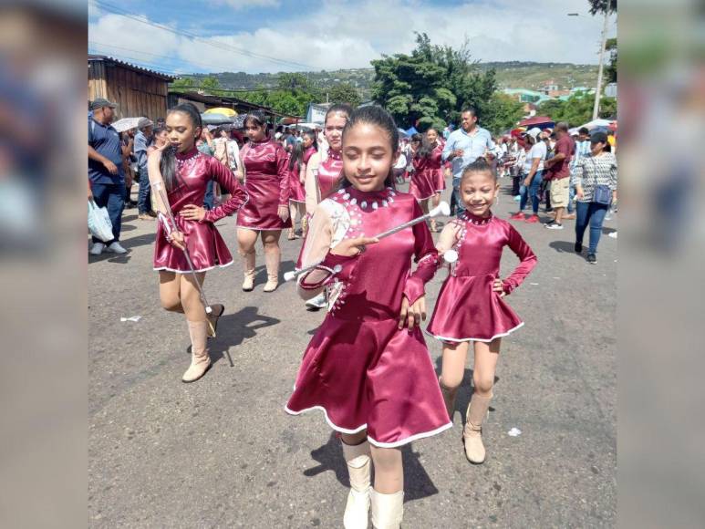 Pequeñas palillonas rinden tributo a la patria en desfiles en la capital