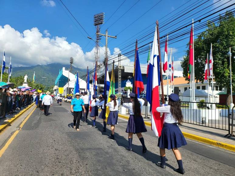 Escuelas de San Pedro Sula rinden homenaje en el 203 aniversario de Independencia Patria