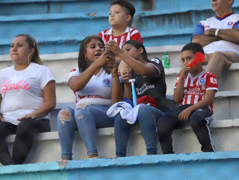 ¡Con todo para apoyar a sus equipos! El ambiente del Olimpia - Victoria en el Estadio Chelato Uclés