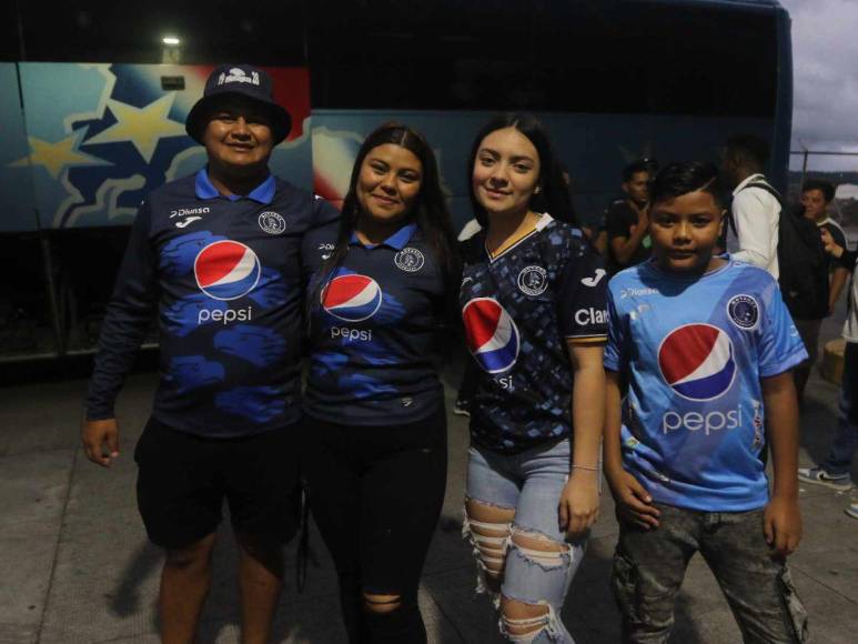 Las bellas aficionadas que roban suspiros en el Motagua-Olancho