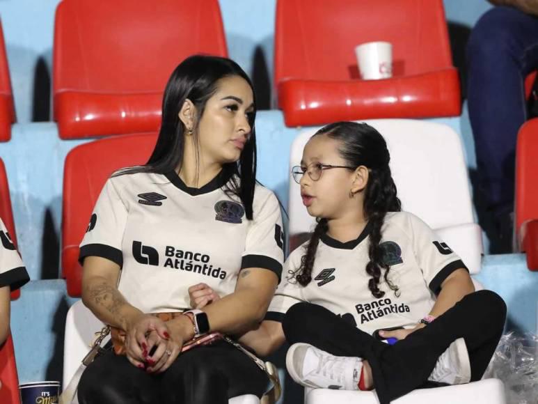 Bellas damas engalanaron el Olancho FC vs Olimpia: Esposa de futbolista causó furor