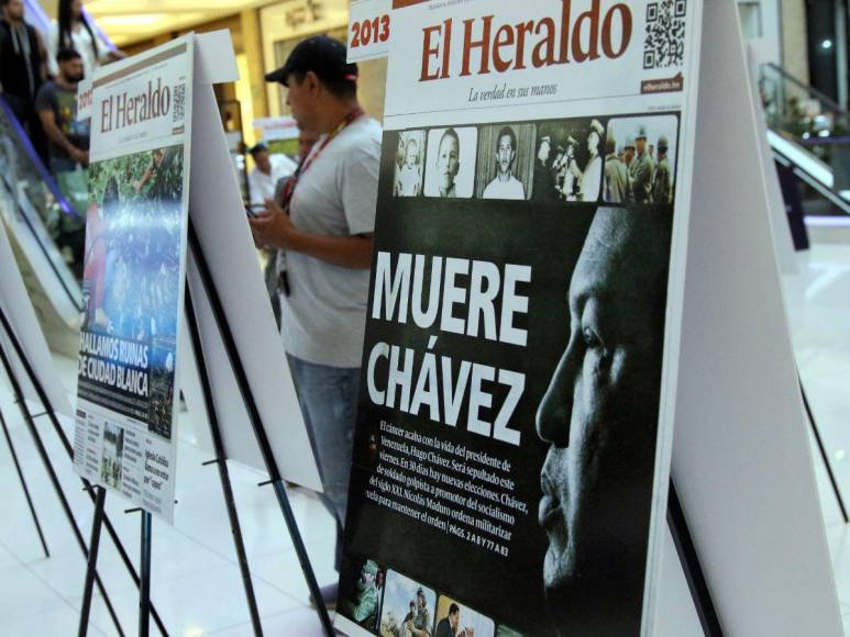 Capitalinos reviven la historia con las 45 portadas más emblemáticas de EL HERALDO