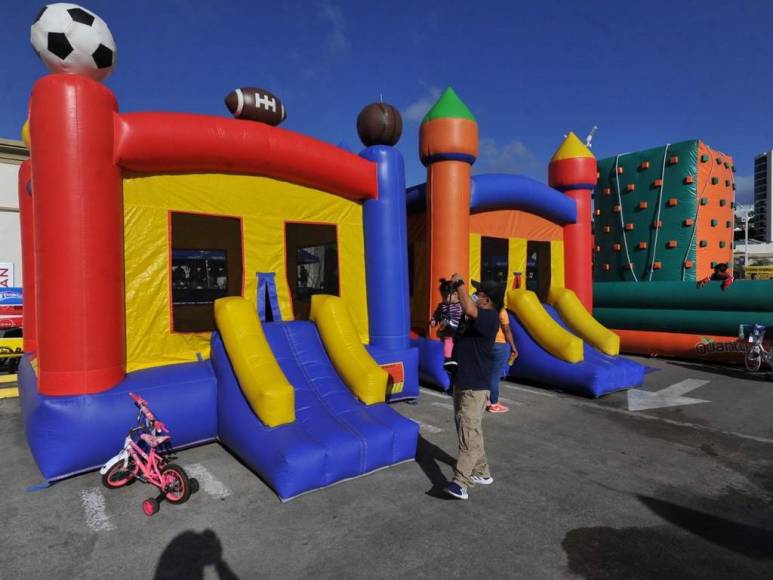 Entre trampolines y algodones de azúcar disfrutan grandes y chicos del ambiente en Vuelta Infantil 2022