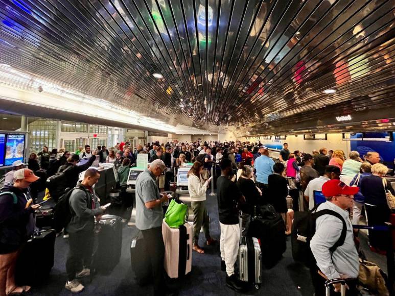 Aeropuertos colapsados: compañías aéreas suspenden vuelos por fallo informático a nivel mundial