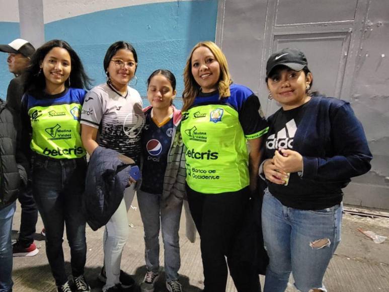 Las bellas aficionadas que roban suspiros en el Motagua-Olancho