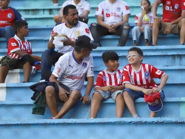 ¡Con todo para apoyar a sus equipos! El ambiente del Olimpia - Victoria en el Estadio Chelato Uclés