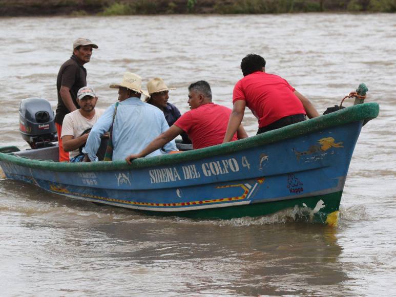 Enfermos cruzan en balsas: dramática situación por inundaciones en el sur de Honduras