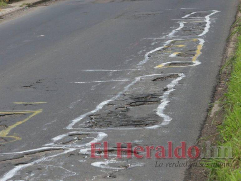 Con círculos blancos y mensajes, capitalinos exigen a la Alcaldía reparación de baches