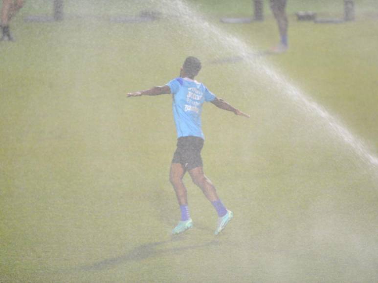 ¡Del aeropuerto a la cancha! Honduras entrenó en Tegucigalpa pensando en derrotar a Cuba