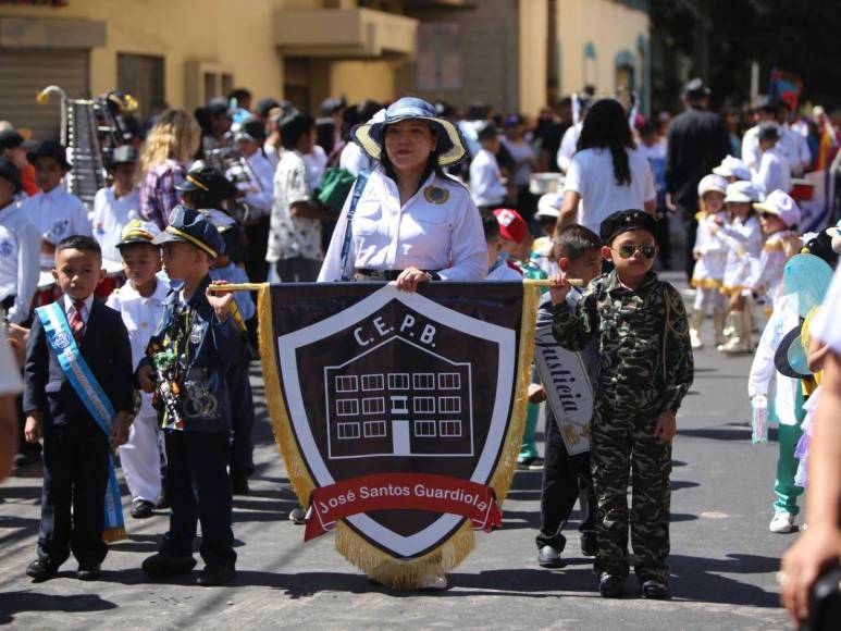 Con música y baile, alumnos de prebásica ponen ambiente en las calles de Comayagüela