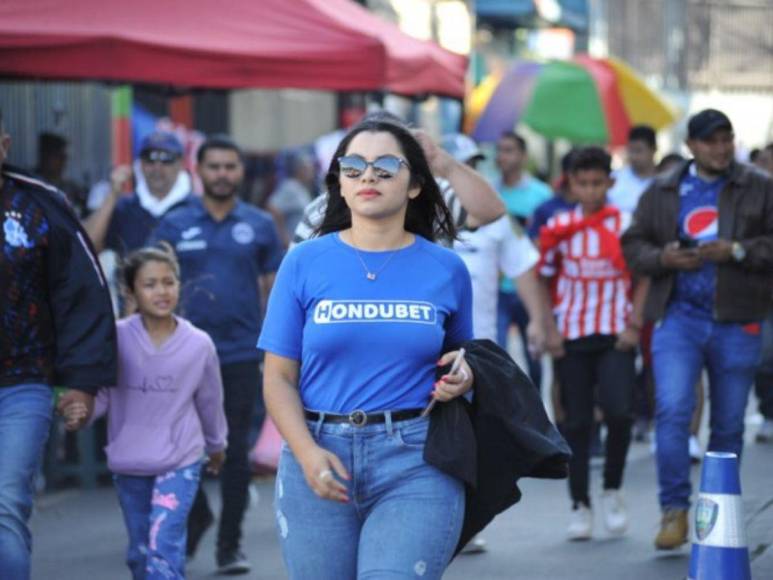 Hermosas chicas roban miradas en la final de ida Motagua-Olimpia