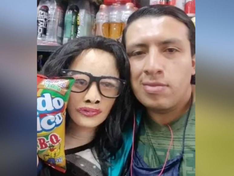 Se enamoró de una muñeca de trapo, se comprometió y ahora esperan su tercer hijo