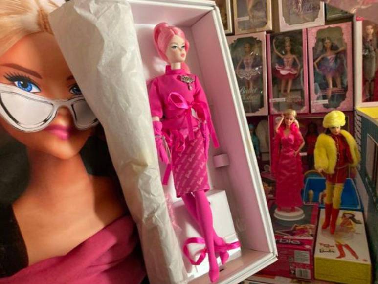 Del quirófano al mundo de Barbie: La sorprendente colección de más de 200 muñecas de cirujano mexicano