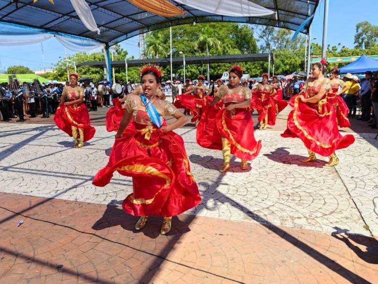 Hermosas palillonas engalanan los desfiles patrios en Choluteca