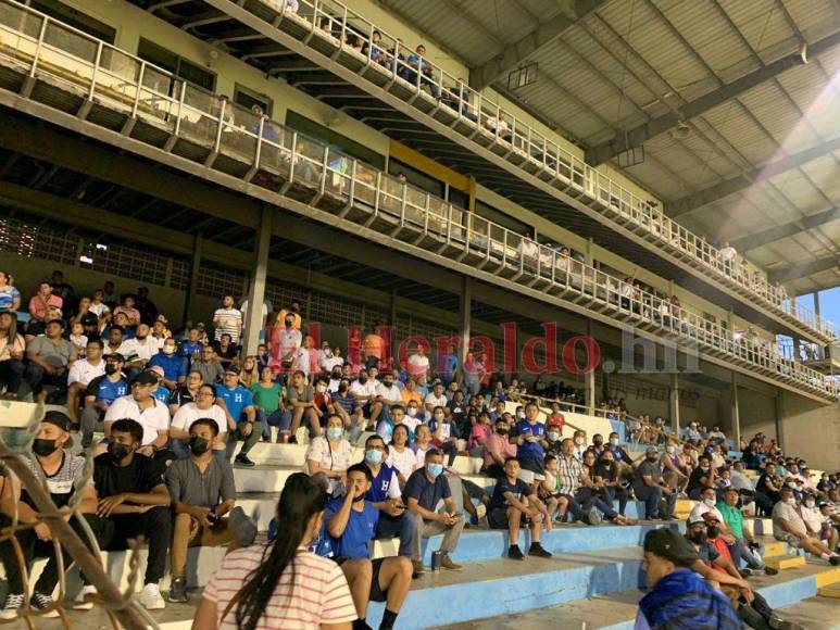 ¡Llenazo y apoyo total! El ambiente en el Morazán para el Honduras vs Panamá