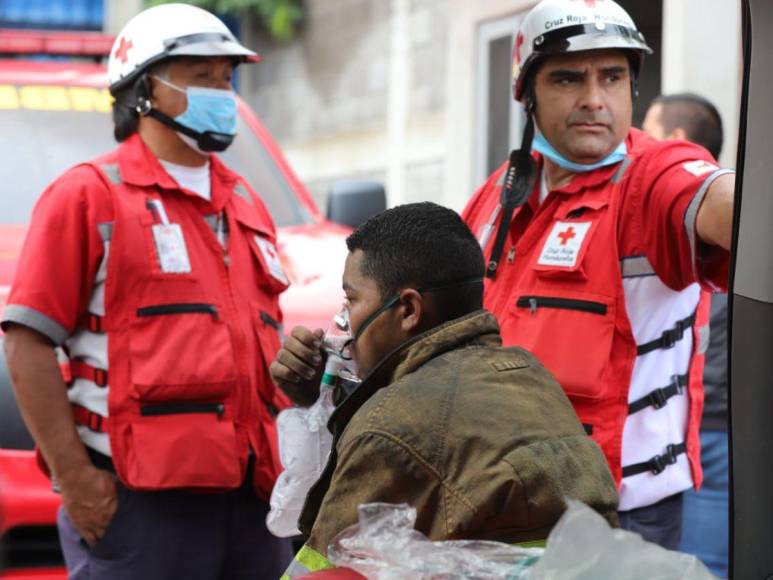 Exhaustos y auxiliados: bomberos tras controlar incendio en el Hato