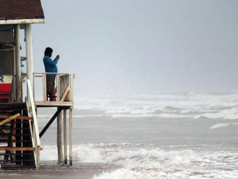 Tormenta Alberto inunda a Surfside Beach en Texas y avanza hacia México
