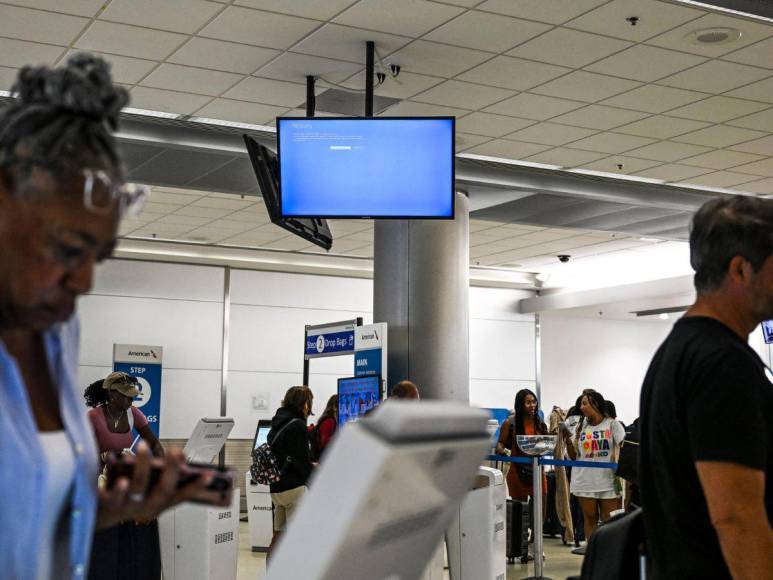 Aeropuertos colapsados: compañías aéreas suspenden vuelos por fallo informático a nivel mundial