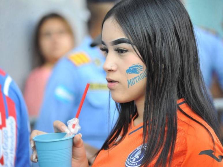 Hermosas chicas roban miradas en la final de ida Motagua-Olimpia